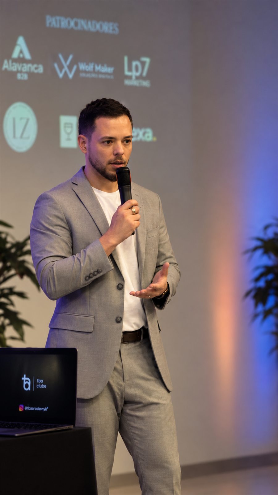 Nikolas Goulart no microfone durante um evento do TBA Clube
